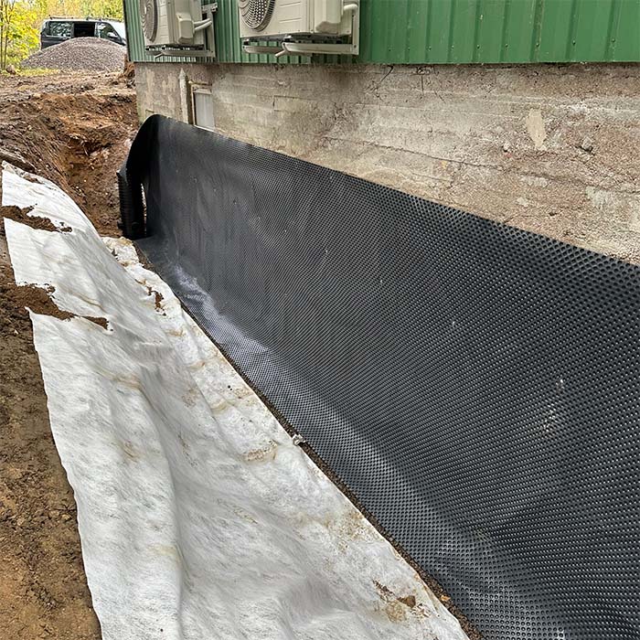 Rakennuksen juureen kaivettu salaoja