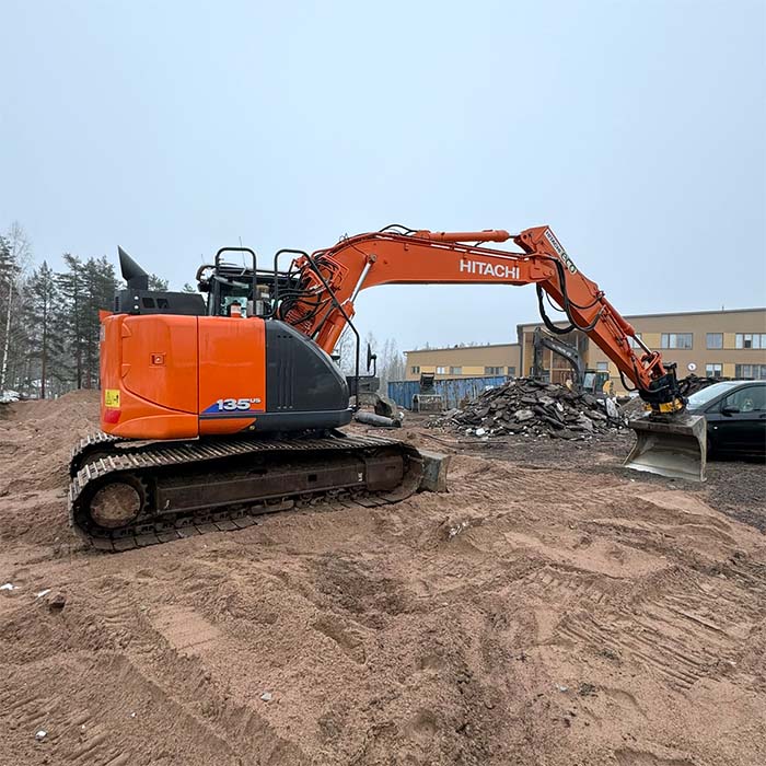 Oranssi Hitachi-kaivinkone työmaalla